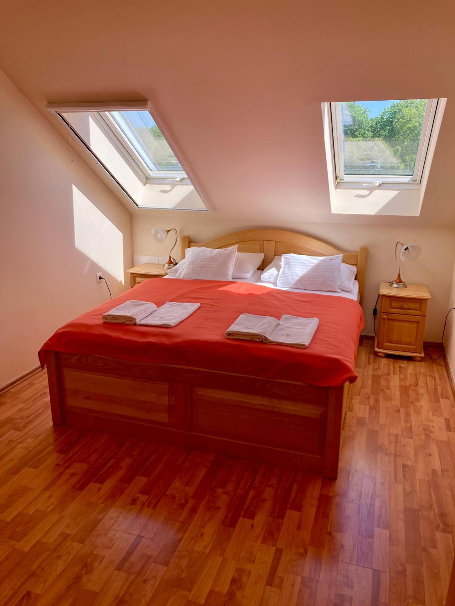 Het Vezer Apartmanhotel Komárom Oda fotoğraf