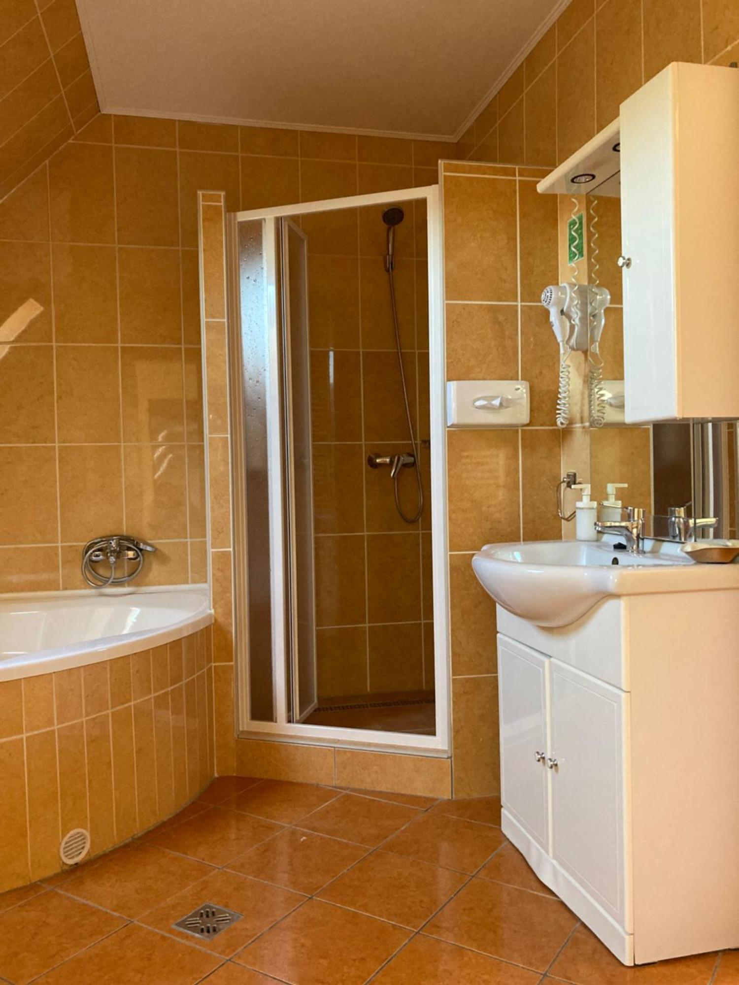 Het Vezer Apartmanhotel Komárom Dış mekan fotoğraf